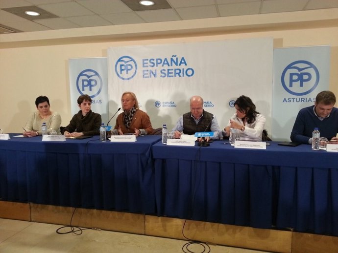 Mercedes Fernández, tercera por la izquierda