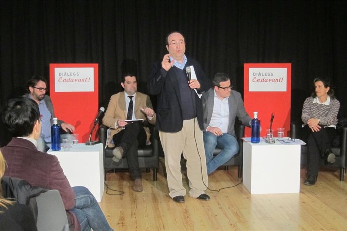 C.Ros(UGT), X.Amor (FMC), M.Iceta (PSC), D.Llobet (CC.OO.) y E.Rivas (Endav ant)