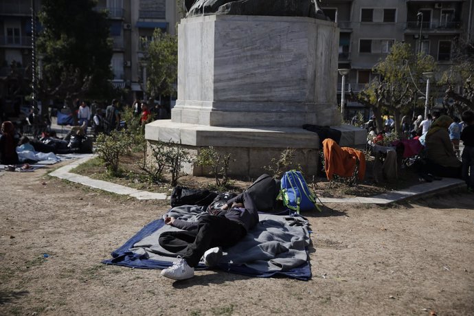 Un inmigrante duerme en la plaza Victoria de Atenas