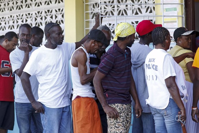 Gente haciendo cola para votar en las elecciones legislativas en Jamaica