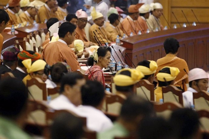 Suu Kyi durante la primera sesión del nuevo Parlamento de Birmania