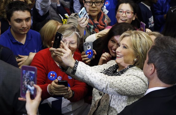 La exsecretaria de Estado Hillary Clinton se hace un 'selfie' con simpatizantes
