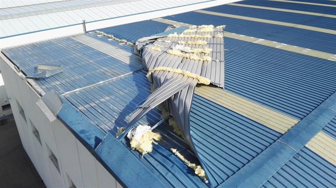 Techo afectado por el viento en la provincia de Zaragoza