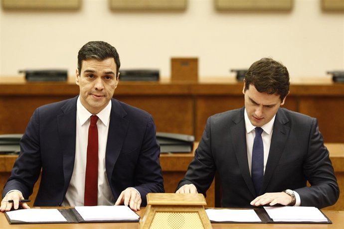 Pedro Sánchez y Rivera firman el acuerdo en el Congreso