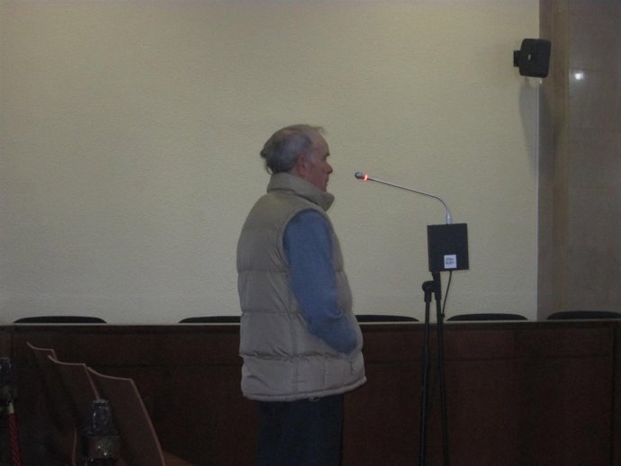 El acusado ante el tribunal mostrando su conformidad con la condena