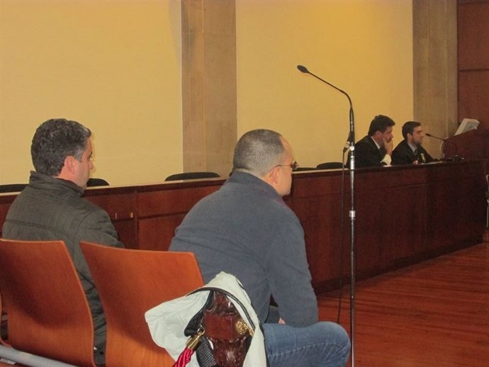 Los dos procesados durante el juicio