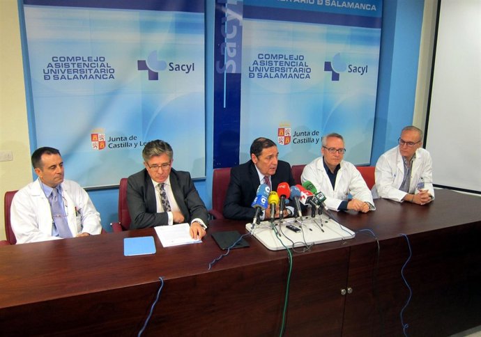  Sáez Aguado Junto A Personal Sanitario Y Responsables Del Trasplante 