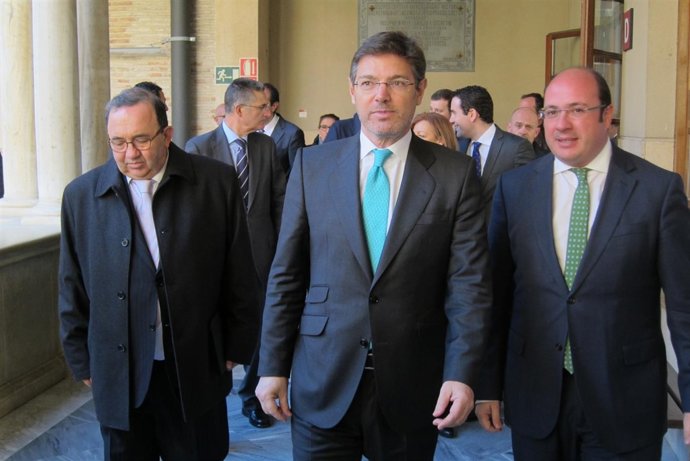 Rafael Catalá, con Pedro ANtonio Sánchez, a la derecha de la imagen