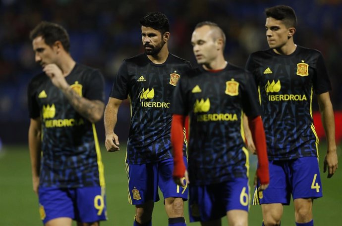 Diegos Costa, Andres Iniesta y Marc Bartra