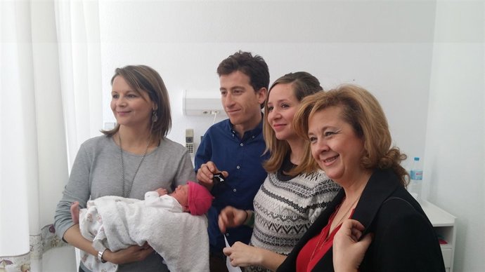 Entrega de aceitunas de plata a los bebés nacidos el Día de Andalucia