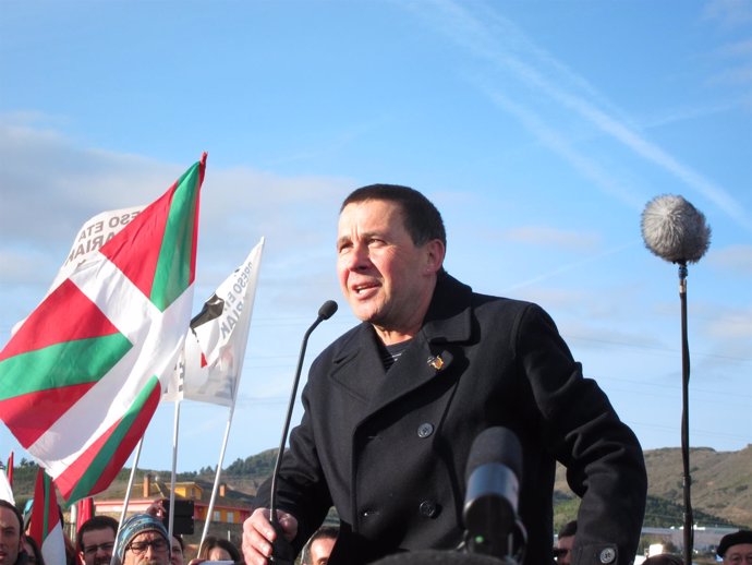 Arnaldo Otegi se dirige a la gente tras salir de la cárcel de Logroño