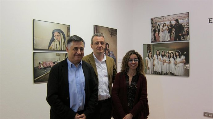 Gervasio Sánchez, Fernando Rivarés y M. Berbané inauguran 'Mujeres. Afganistán'