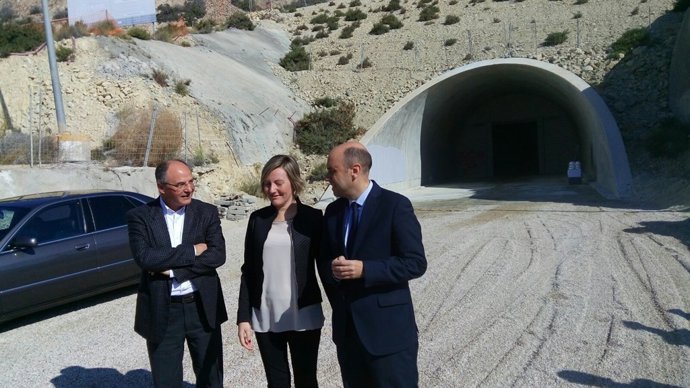 Maria José Salvador, a la derecha de Echávarri, a la entrada del túnel