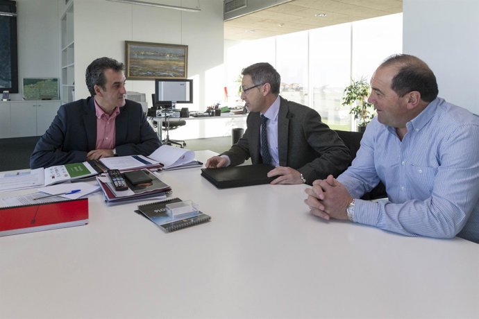 Martín se reúne con el alcalde de Campoo de Enmedio