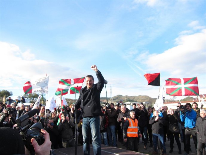 Otegi con el puño en alto para dirigirse a la gente tras salir de la cárcel