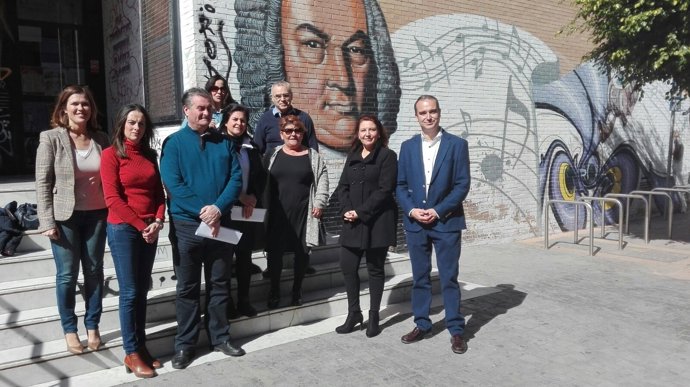 Miembros del PP junto con asociaciones de padres reivindican un conservatorio