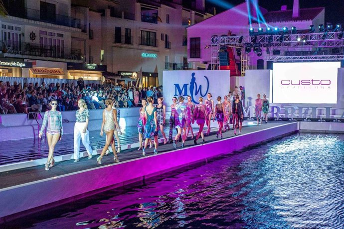 PAsarela flotante en Marbella Luxury Weekend novedad en 2014