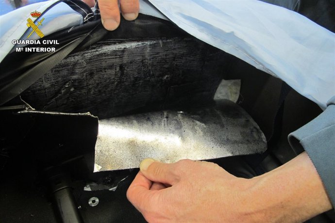 Doble fondo de la maleta para ocultar la cocaína