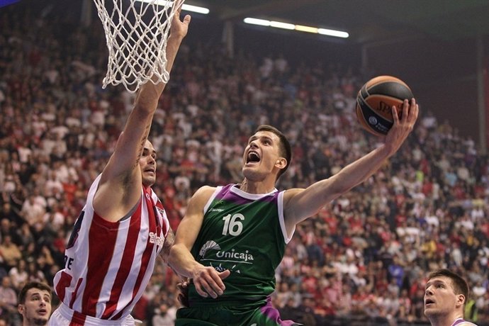 Nemanja Nedovic lanza a canasta en Euroliga ante Estrella Roja