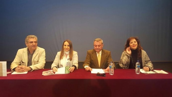 Ruiz y Alcalde (centro) durante la presentación de 'Marzo a Escena'