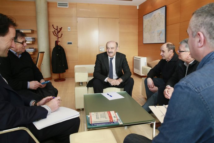 José María Mazón con miembros de la Cofradía de Pescadores de Colindres