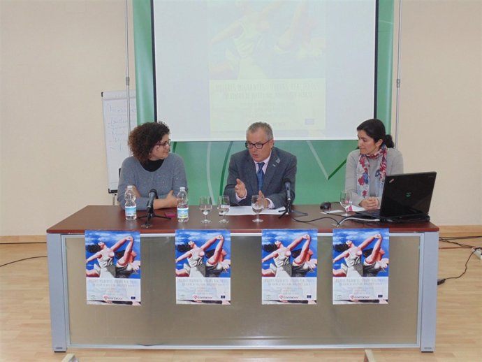 La Junta apoya a la asociación Caminar en Huelva. 