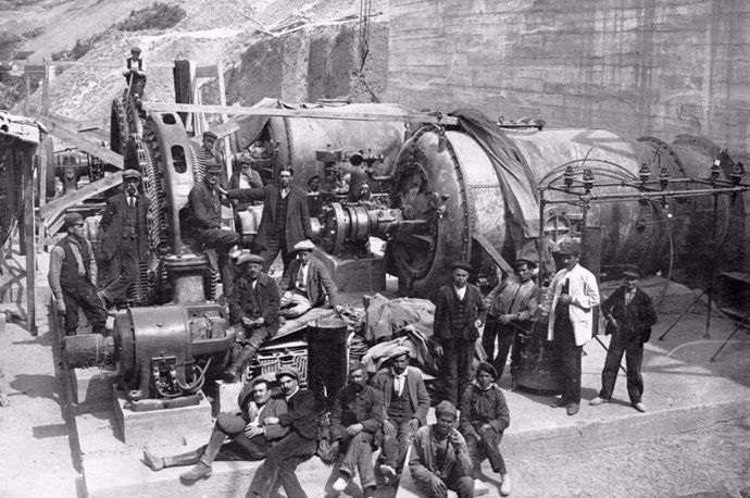 Trabajadores de La Canadiense rodeando un generador