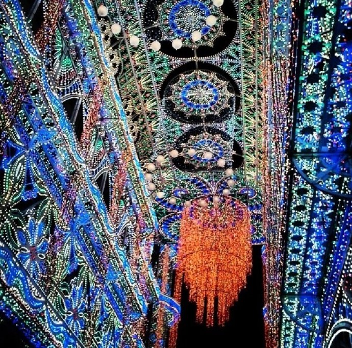 Imagen de las luces de una comisión fallera de Russafa