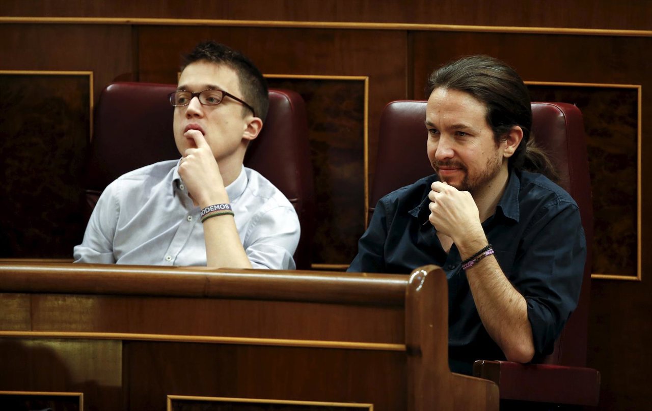 Los líderes de Podemos Pablo Iglesias e Íñigo Errejón en la investidura