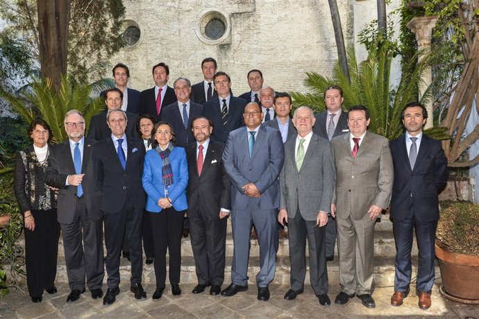 Rosa Aguilar mantiene un encuentro con el Cuerpo Consular de Sevilla