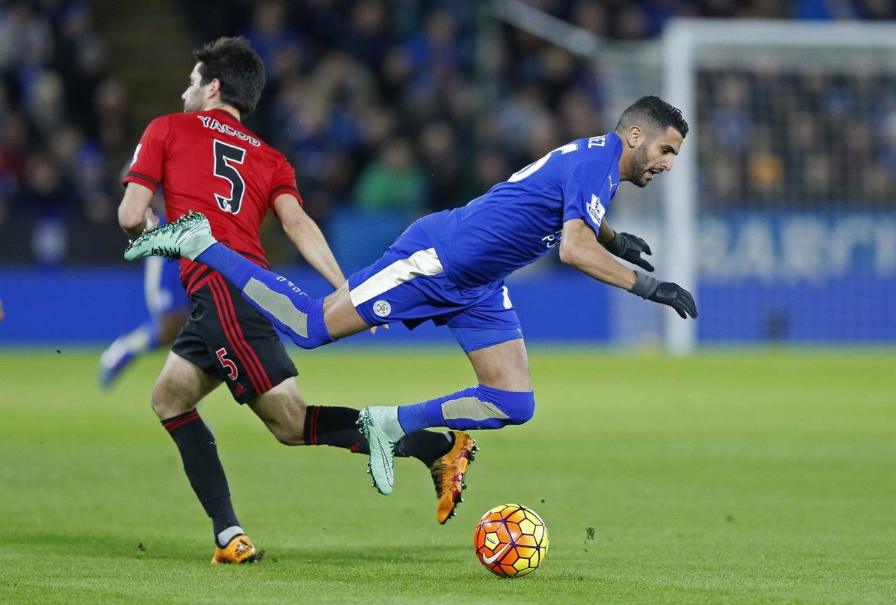 Riyad Mahrez, del Leicester City, ante West Bromwich Albion en la Premier League