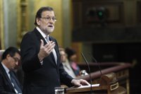 Rajoy menysprea amb ironia la candidatura de Sánchez, a qui acusa d'haver enganyat el Rei