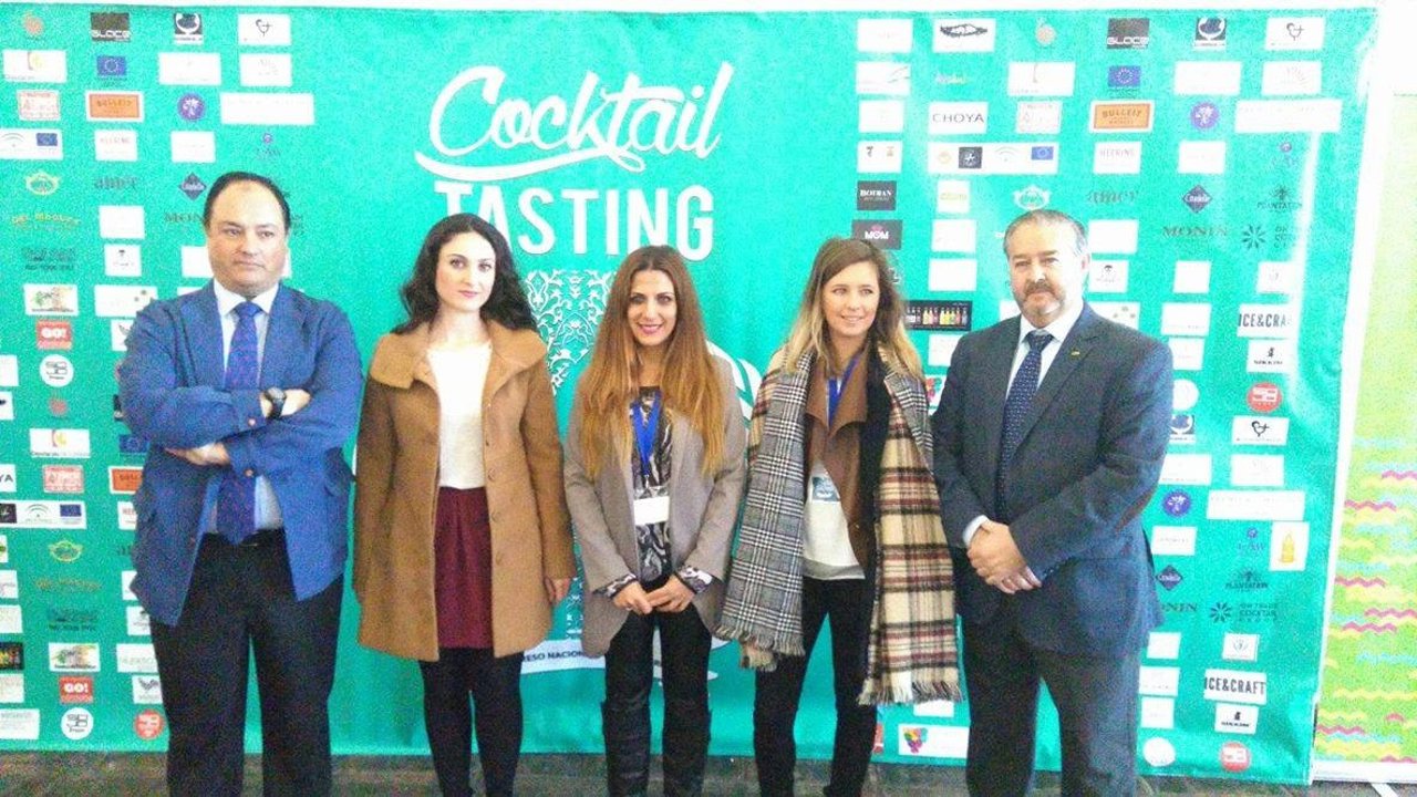 Gómez (izda.) durante la inauguración de 'Cocktail Tasting'