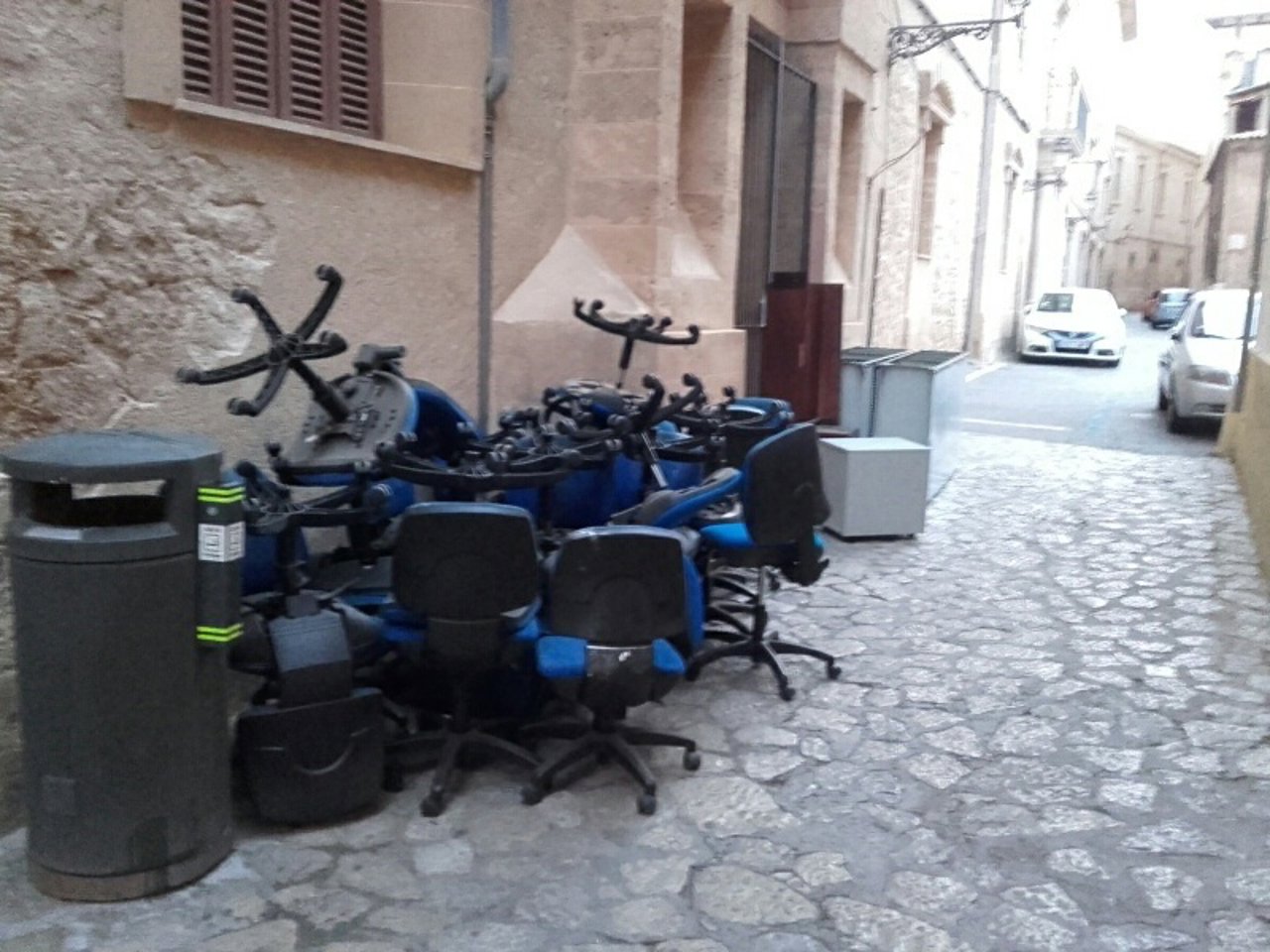 Vertido de sillas en la calle