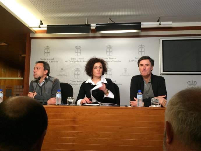 Los diputados junto a Raquel Agüeros, durante la rueda de prensa. 