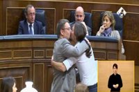 El beso de Pablo Iglesias y Domenech en el debate de investidura