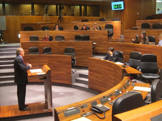 Cuevas-Mons durante el pleno en la Junta 
