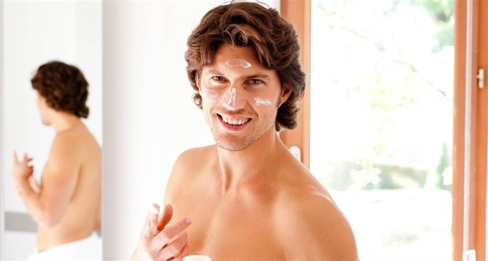 Hombre poniéndose crema