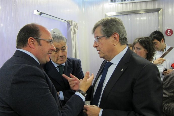 Pedro Antonio Sánchez charlando con decano Colegio Economistas