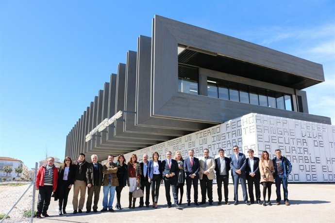Elías Bendodo y la alcaldesa Ronda Fernández biblioteca comarcal Adolfo Suárez