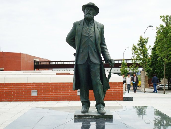 Estatua de Leonardo Torres Quevedo en la plaza de la Ciencia