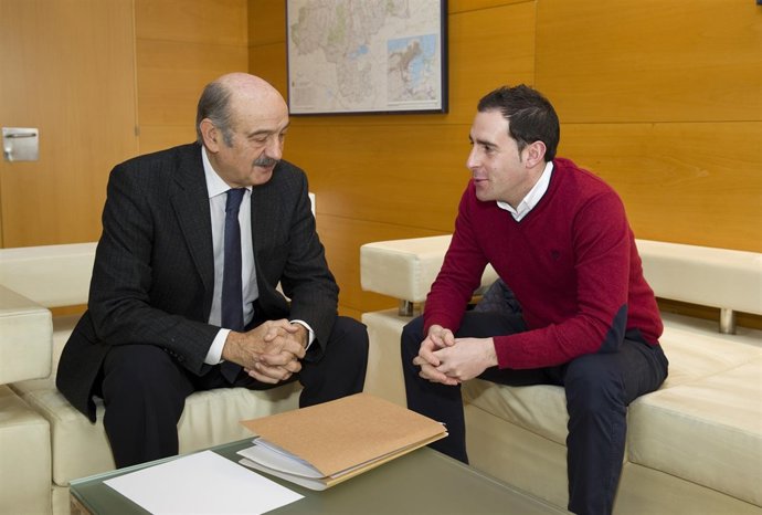 El consejero y el alcalde de Santiurde