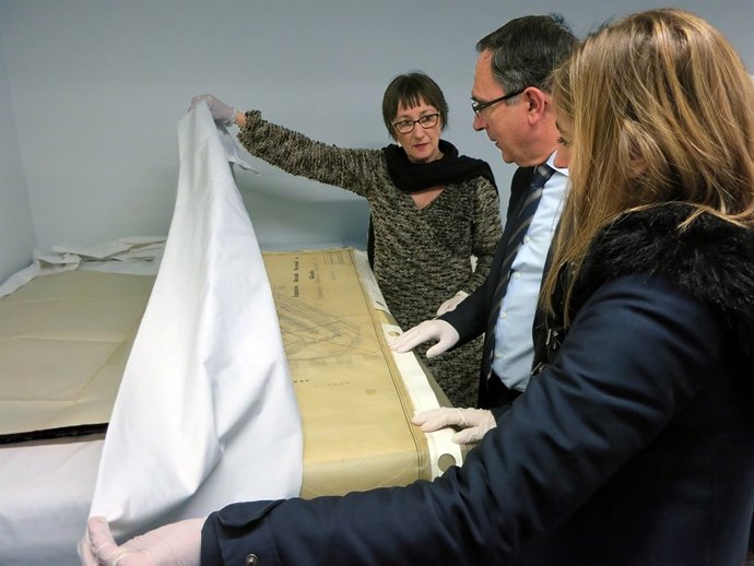 Cruz Viadero visita la Hemeroteca y el Archivo Municipal