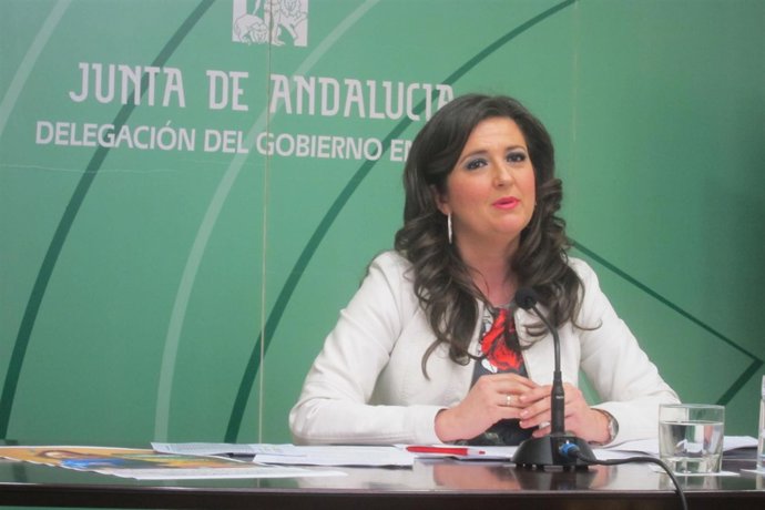 La delegada territorial de Educación, Yolanda Caballero, en la rueda de prensa.