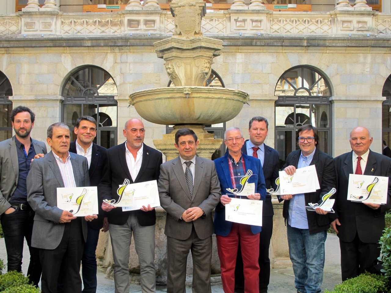 Reyes (c) con los premiados en los 'Degusta Jaén'.