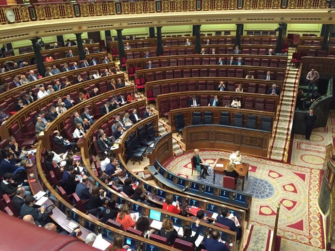 El hemiciclo del Congreso, con la bancada del PP casi vacía.