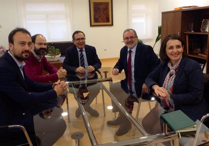 Miembros del equipo de Gobierno se reúnen con el candidato a rector de la UC