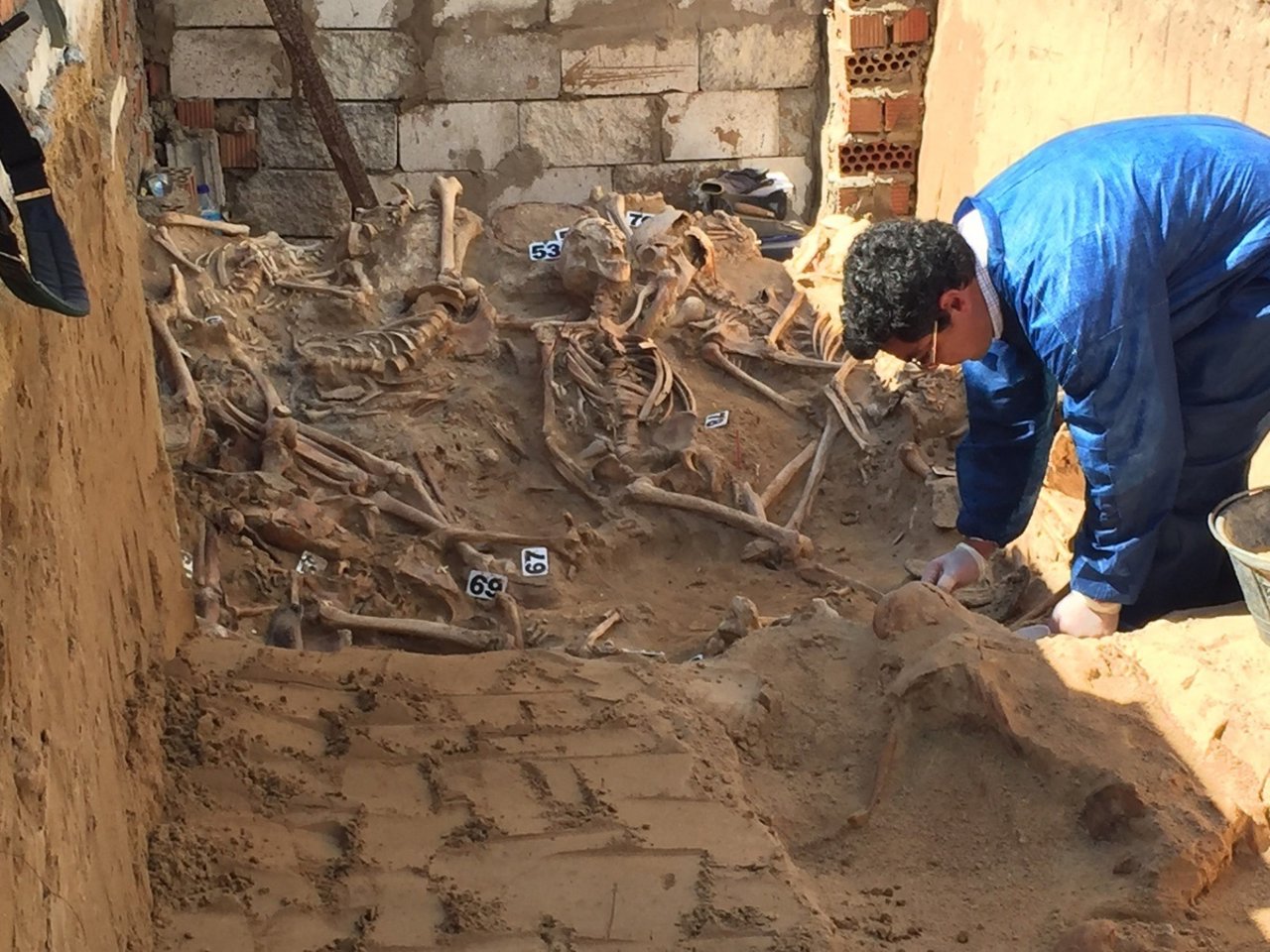 Restos localizados en la fosa del cementerio de Puerto Real