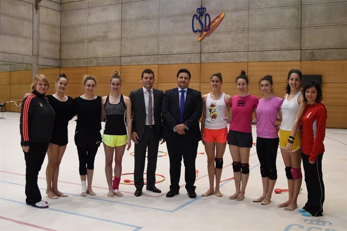 Oscar Graefenhain y Jesús Carballo con el equipo femenino de gimnasia