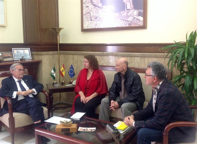 El subdelegado se reúne con miembros de 'Desmontando el Algarrobico'